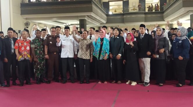 
					DILANTIK: Ratusan PPS terlantik saat foto bersama Forkopimda Kab. Lumajang. (foto: Asmadi) 