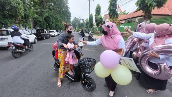 
					UPAYA: Petugas dinkes bagikan susu dan telur ke pengendara motor (foto: Hafidz Rozani). 