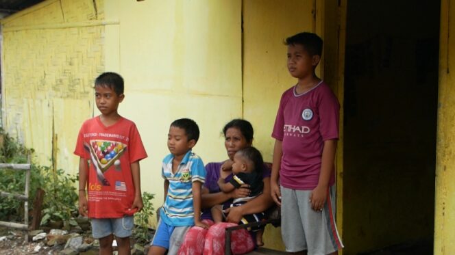
					KEKURANGAN: Ifatur Riski (47) bersama anak-anaknya hidup dalam kondisi kekurangan. (foto: Asmadi).