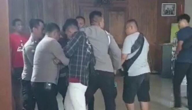 
					DITANGKAP : Screenshot video penangkapan terduga begal di Kotaanyar. 