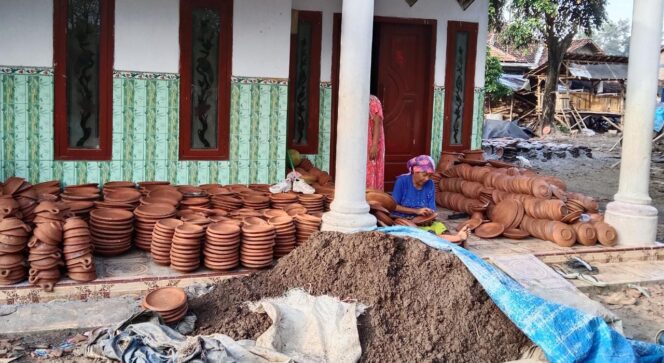 
					TERDAMPAK: Salah satu perajin gerabah di Desa Alaskandang, Besuk, Probolinggo. (foto Ainul Jannah) 