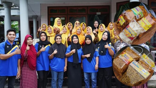 
					ULET: Lasmi bersama para karyawan perajin kripik dan produk yang dihasilkan (insert). (foto: Asmadi).