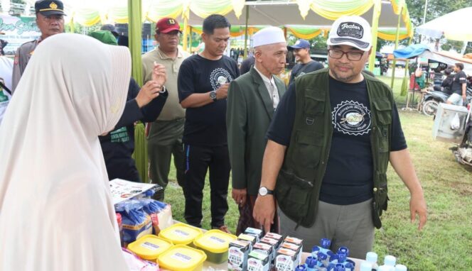 
					APRESIASI: Moh. Haerul Amri (tiga dari depan) saat meninjau produk UMKM di lapangan Desa Krejengan. (foto: Ainul Jannah)