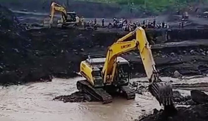 
					NORMALISASI: Alat berat yang beroperasi di jalur Curah Kobokan Lumajang. (foto: Screenshot video)