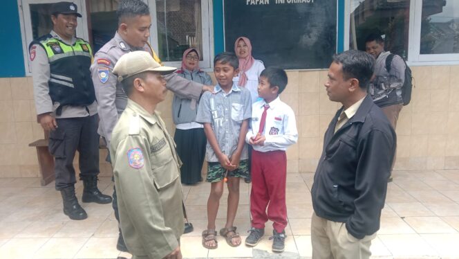 
					PANIK: Kepanikan melanda SDN 1 Blarang, Tutur, pasca kabar terjadinya penculikan siswa. (foto: Moh. Rois)