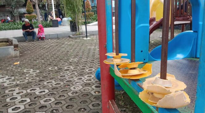 
					RUSAK: Salah satu wahana bermain anak di Alun-alun Kota Kraksaan yang rusak. (foto: Ainul Jannah).