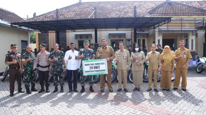 
					Wali Kota Probolinggo serahkan secara simbolis motor ke Dandim 0820 (foto: Dok. Kominfo Kota Probolinggo). 