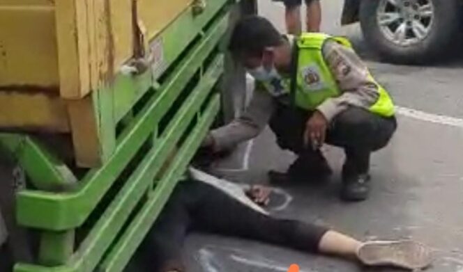 
					MENINGGAL: Kondisi korban lakalantas di jalur Surabaya-Malang. (foto: kiriman warga)