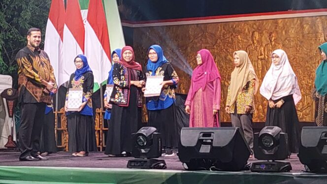 
					BERKAH: Gubernur Jawa Timur saat memberikan sertifikat halal ke pelaku UMKM didampingi Wali Kota Probolinggo. (foto: Hafiz Rozani)