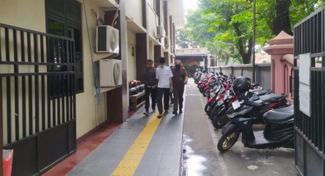 
					TERDAKWA: MHM (16) saat dibawa ke ruang persidangan di PN Bangil. (foto: Moh. Rois) 