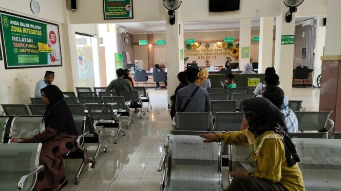 
					ANTRI: Sejumlah warga di ruang tunggu PA Kraksaan.