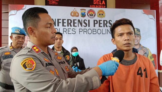 
					TERSANGKA: Abdus Syukur saat diinterogasi Kapolres Probolinggo, AKBP. Teuku Arsya Khadafi. (foto: Ainul Jannah).