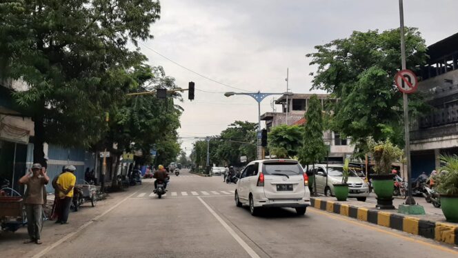 
					RAMAI: Sejumlah Pengendara Sedang melintas di Traffic Light Kraksaan (foto: Ali Ya'lu).