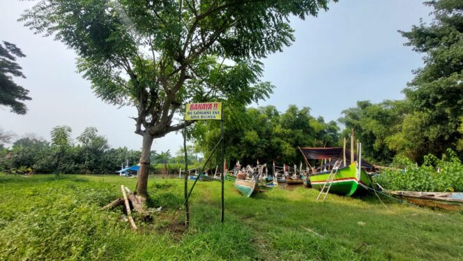 
					Banner imbauan bahaya ada buaya (foto: Hafidz Rozani)