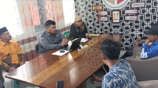
					Rahmad Yunus (berkemeja motif ungu) sedang melapor ke Bawaslu setempat, Selasa (24/1/2023).
