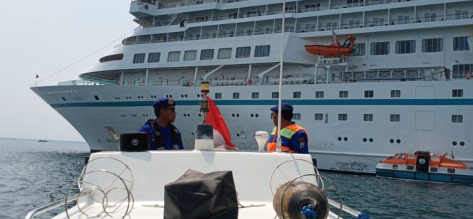 
					Petugas satpolairud polres probolinggo lakukan patroli di sekitar kapal pesiar