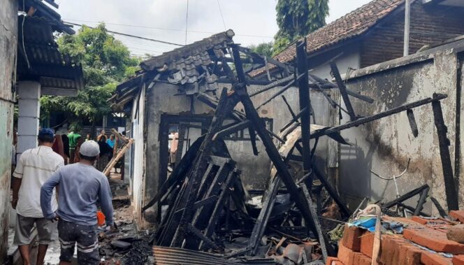 
					LUDES: Kios bensin di Desa Karangbong, Pajarakan, Probolinggo, hangus pasca terbakar. (foto : Ainul Jannah)