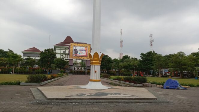 
					Landasan tiang alun-alun Kota Kraksaan rusak (foto: Ali Ya'lu).