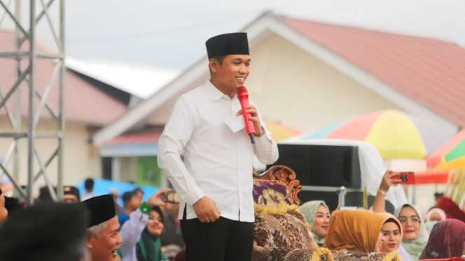 
					SETUJU: Bupati Lumajang, Thoriqul Haq, mengakui setuju masa jabatan kades 9 tahun. (FB: Cak Thoriq).