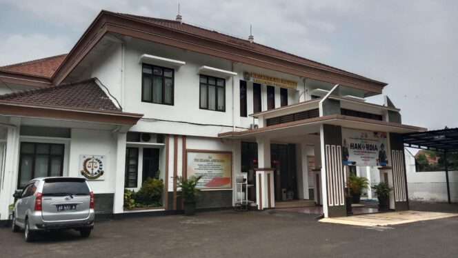 
					Kantor Kejari Kabupaten Probolinggo di Jl. Panglima Sudirman, Kota Kraksaan. (foto: Ainul Jannah).