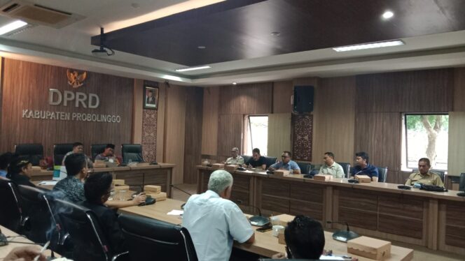 
					AUDIENSI: Korban teror bakar mobil dan bondet saat audiensi di gedung dewan. (foto: Ainul Jannah).