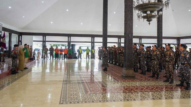 
					Pemberangkatan 300 Barisan Serbaguna (Banser)di Pendopo Aryawiraraja (foto: Asmadi).