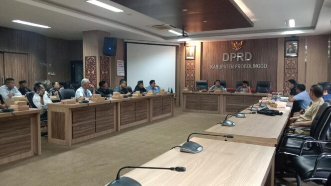 
					WADUL: Korban teror bakar mobil dan bondet saat wadul ke kantor dewan. (foto: Ainul Jannah).