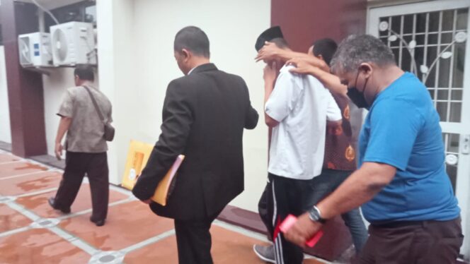 
					DIVONIS: Terdakwa MHM (baju putih) usai menjalani sidang vonis di PN Bangil. (foto: Moh. Rois)