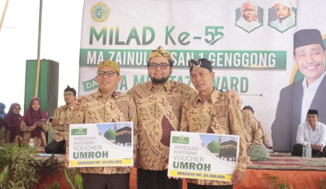 
					BERDEDIKASI: Kepala MA. Zainul Hasan I Genggong diapit 2 guru penerima voucher umroh. (foto: Ainul Jannah)