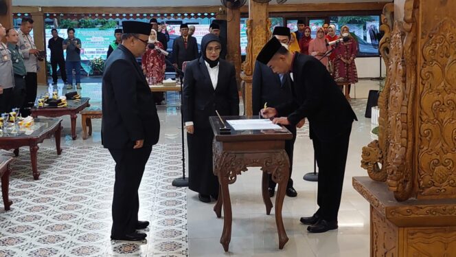 
					SAH: Suasana pasca pelantikan Sekda Kabupaten Probolinggo yang baru. (foto: Hafiz Rozani).