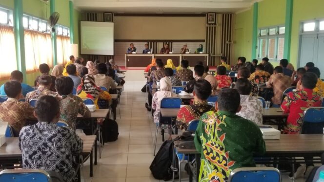 
					Disdikdaya Probolinggo saat kumpulkan guru yang menjadi Badan Ad Hoc pemilu. (foto: Ali Yak'lu).