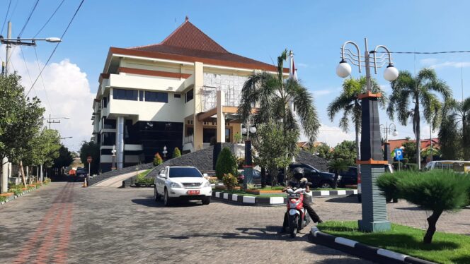 
					DIBAHAS: Suasana rapat raperda di DPRD Kabupaten Probolinggo. (foto: Ali Yak'lu)