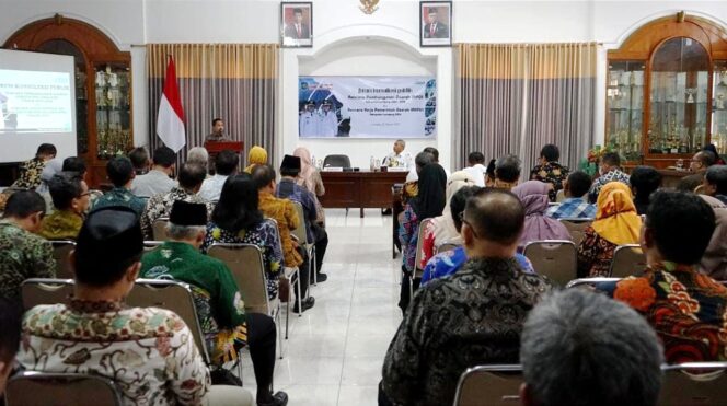 
					KONSULTASI: Bappeda Lumajang saat menggelar forum konsultasi publik penyusunan RKPD tahun 2024. (foto: Asmadi)