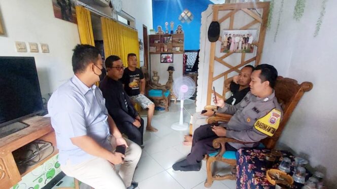 
					Petugas memintai keterangan orang tua di rumah korban. 