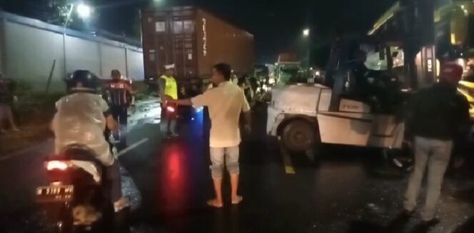 
					Sopir Mengantuk, Truk Kontainer Oleng, Disasak Bus