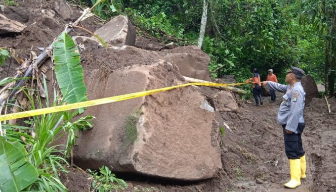 
					LONGSOR : Tim BPBD Kabupaten Probolinggo dan Polsek Krucil saat meninjau lokasi longsor. (foto: Ainul Jannah).