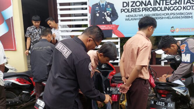 
					puluhan pelajar berbaris di Mapolres Probolinggo Kota