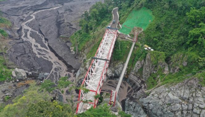 
					MOLOR: Pantauan pembangunan Jembatan Gladak Perak Lumajang dari udara. (foto: Asmadi).