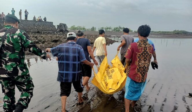
					MENINGGAL: Anggota Polsek Paiton saat mengevakuasi jenazah yang ditemukan di bibir Pantai Randutatah. (foto : Ainul Jannah) 