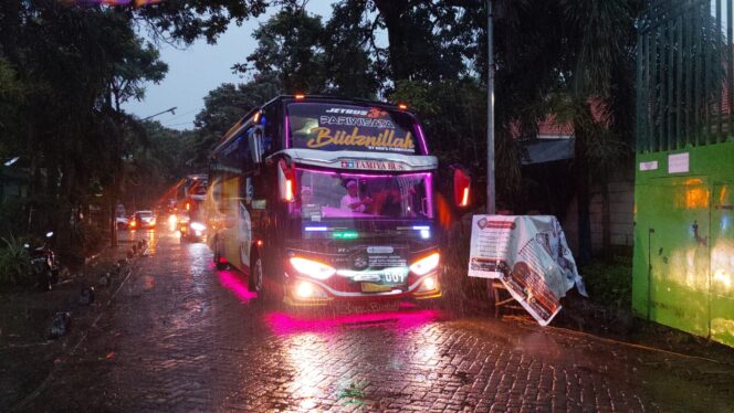 
					Kendaraan jamaah NU asal Kota Probolinggo berangkat menuju harlah NU. 
