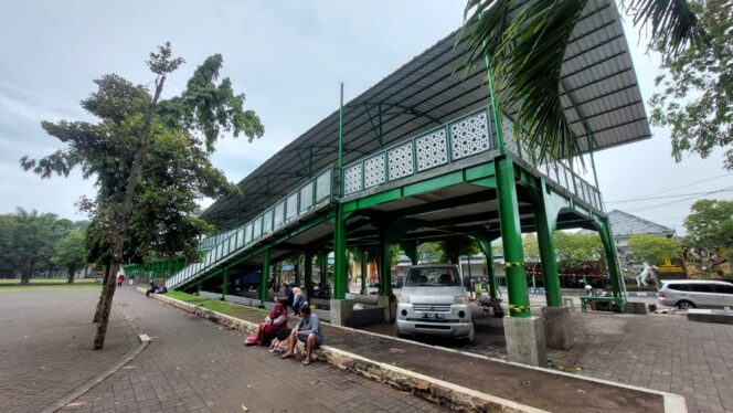 
					Sejumlah warga duduk di depan pujasera yang selesai di bangun