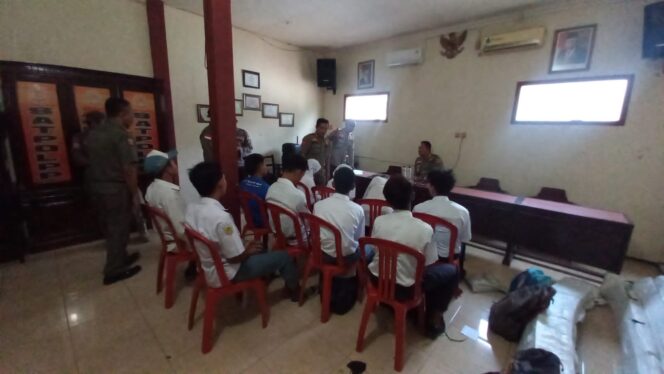 
					BOLOS: Satu dari belasan siswa bolos di Kota Pasuruan edarkan okerbaya. (foto: Moh. Rois)