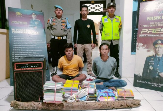 
					TERTANGKAP : Dua pelaku pencurian di TK PKK Pandean Paiton ditangkap polisi. (foto: Ainul Jannah)