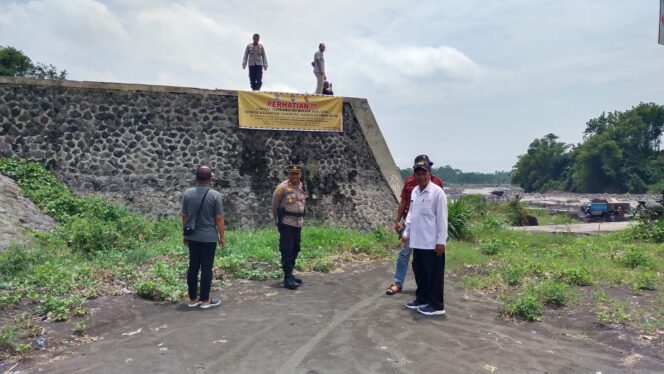 
					PENCEGAHAN; Lokasi tambang ulegal yang dipasangi banner oleh petugas. (foto: Asmadi)