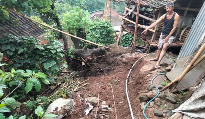 
					LONGSOR: Tanah longsor yang terjadi di Desa Tambak Ukir, Kec. Kotaanyar. (foto: Ainul Jannah)