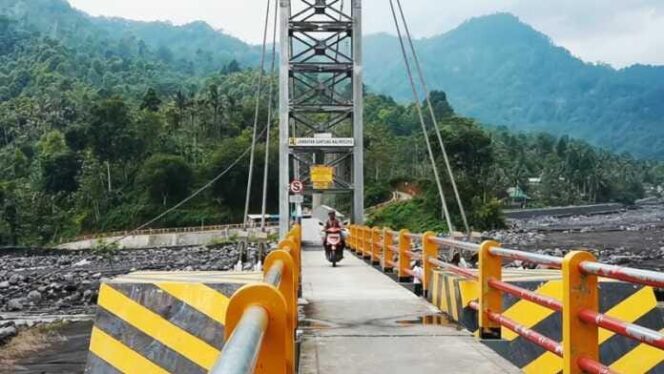 
					MEMBAHAYAKAN: Jembatan Kali Regoyo Lumajang masih bisa dilalui meski satu tali sling putus. (foto: Asmadi).