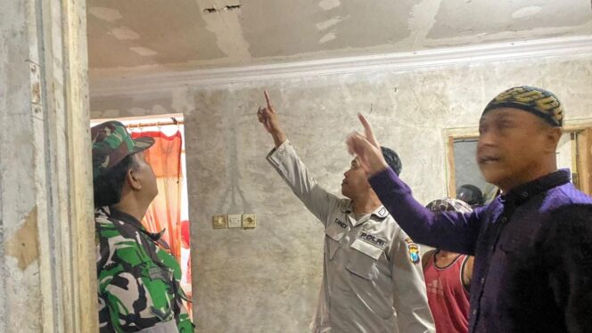 
					MENGGANTUNG: Polisi dan warga menunjukkan lokasi korban gantung diri. (foto: Ainul Jannah)