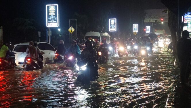 
					BANJIR: Sejumlah pengendara motor terobos genangan di jalan Soekarno, Kota Probolinggo. (foto: Hafiz Rozani)