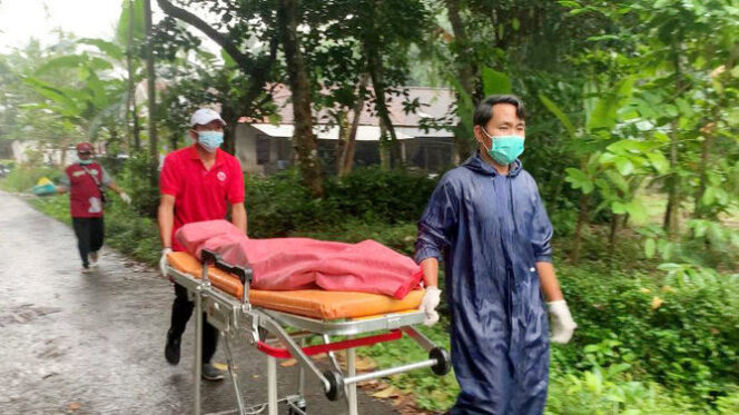 
					TEWAS: Jasad korban saat dievakuasi petugas ke kamar jenazah. (foto: Asmadi)