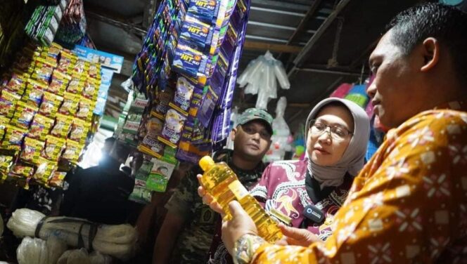 
					SIDAK: Bupati dan Wakil Bupati Lumajang saat sidak minyak goreng di Pasar Baru. (foto: FB Cak Thoriq).